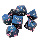 Metallwürfel Set Dunkelblau mit pinken Blüten | 7-teiliges Würfelset