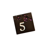Metallwürfel Set Schwarz-Braun mit pinken Blüten | 7-teiliges Würfelset