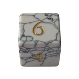 White Howlite Dice – Edelstein Würfelset | Weiß, Marmor & Gold