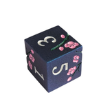 Metallwürfel Set Dunkelblau mit pinken Blüten | 7-teiliges Würfelset