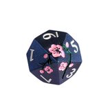 Metallwürfel Set Dunkelblau mit pinken Blüten | 7-teiliges Würfelset