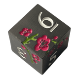 Schwarze Metallwürfel mit pinken Magnolien Blüten W6