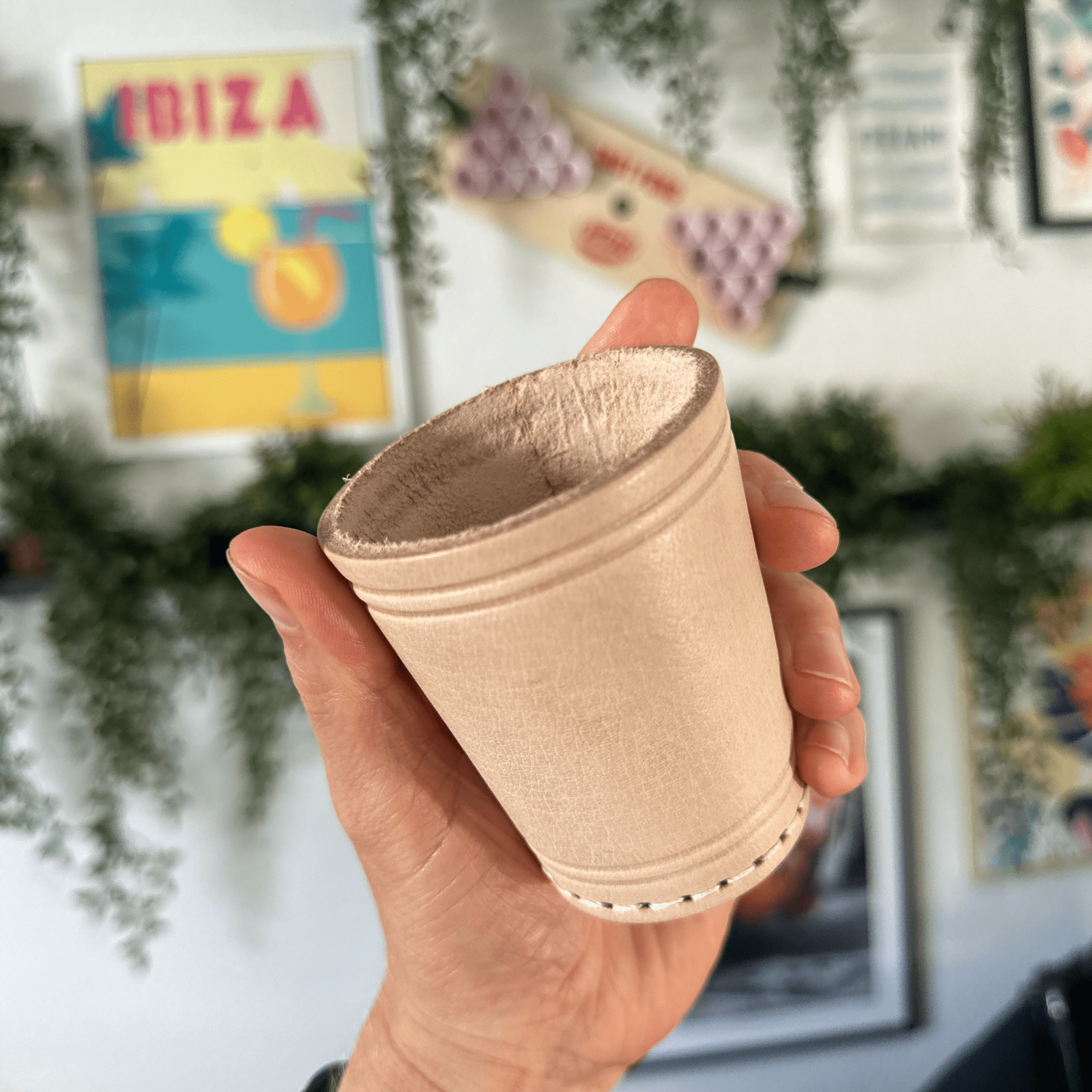 Würfel Stube Einfacher Würfelbecher aus Leder