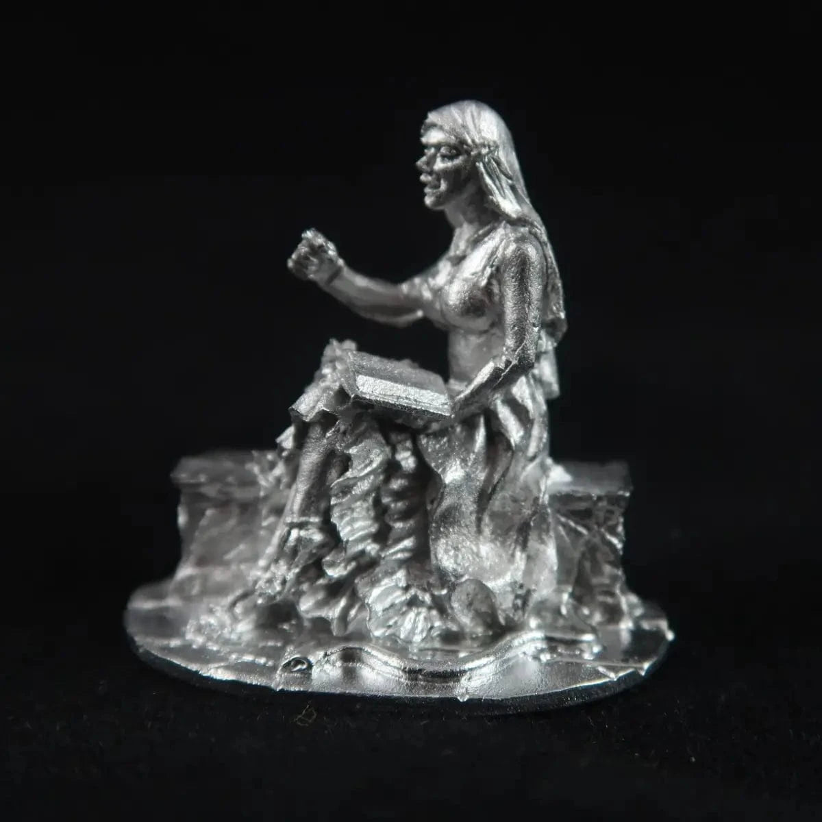 Ral Partha Female Cleric of Hesinde