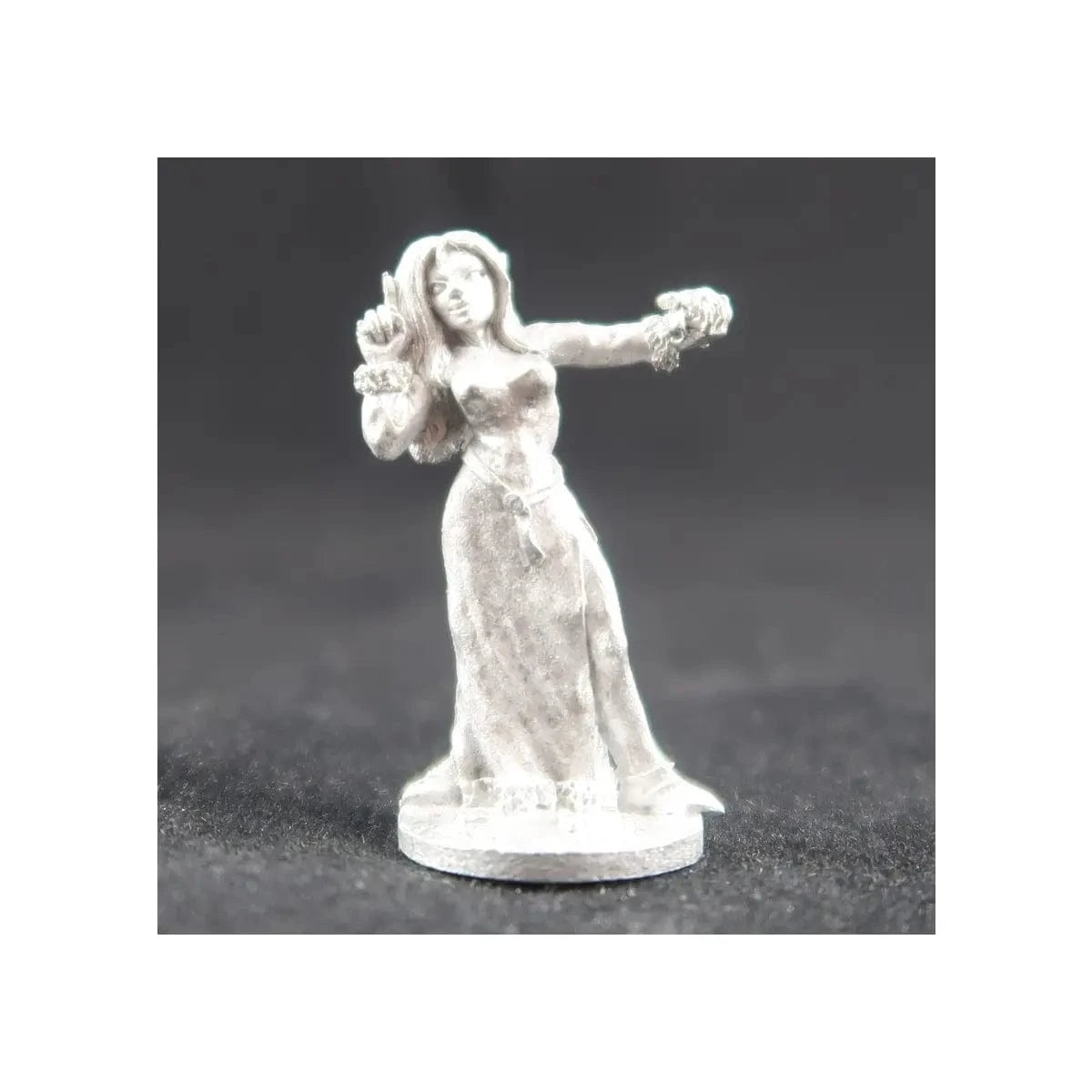 Ral Partha Pardona - Dark Elf Enchantress