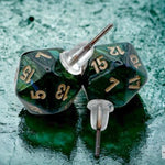 Würfel Stube W20 Ohrring-Stecker Scarab Jade